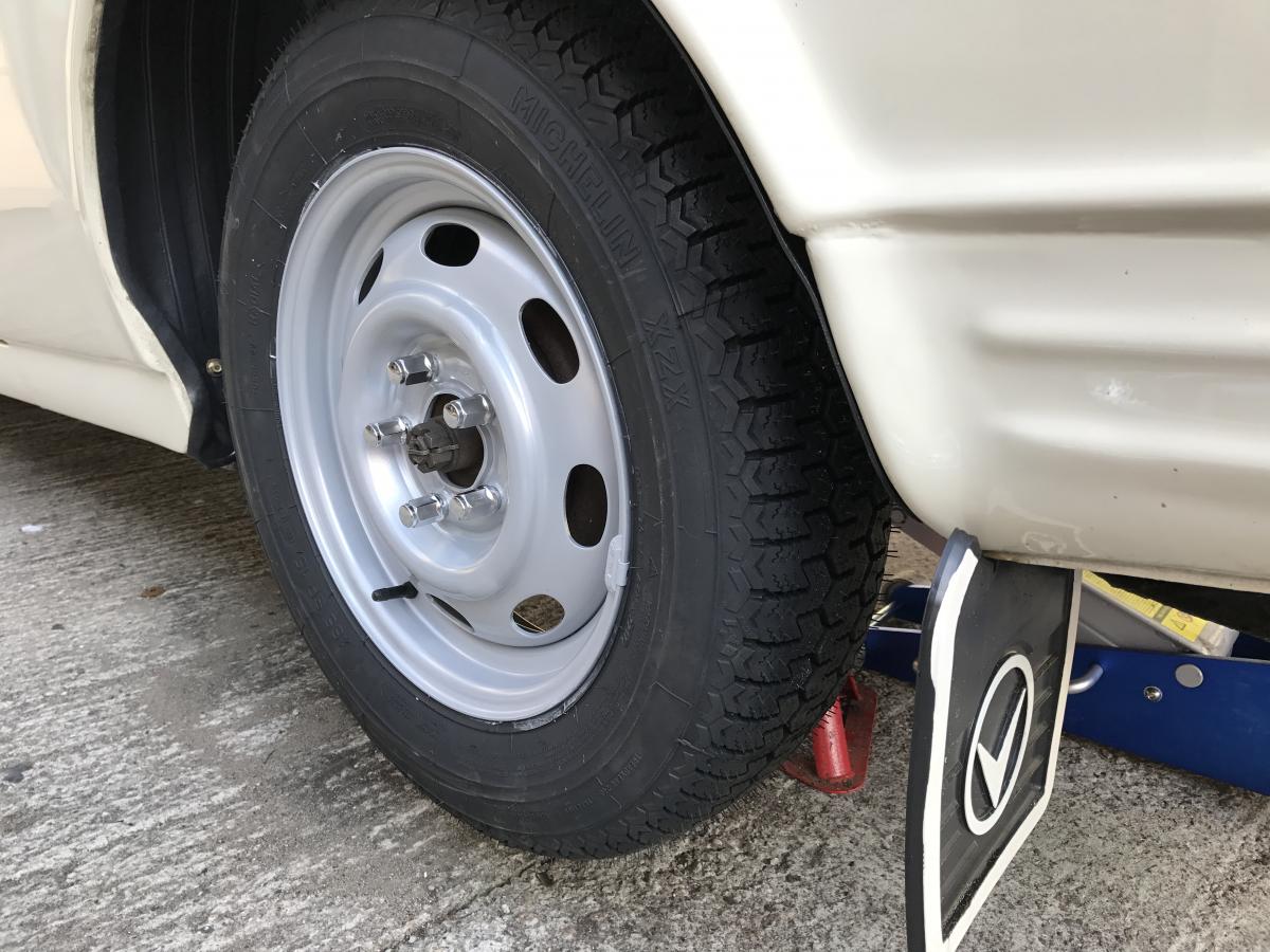 Neue Felgen mit Edelstahl Radmuttern und Michelin Oldtimerbereifung mit zeitgenössischem Profil 